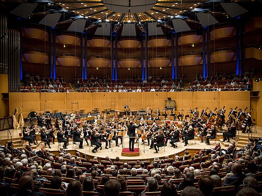 Konzert mit Publikum und dem Gürzenich Orchester auf der Bühne