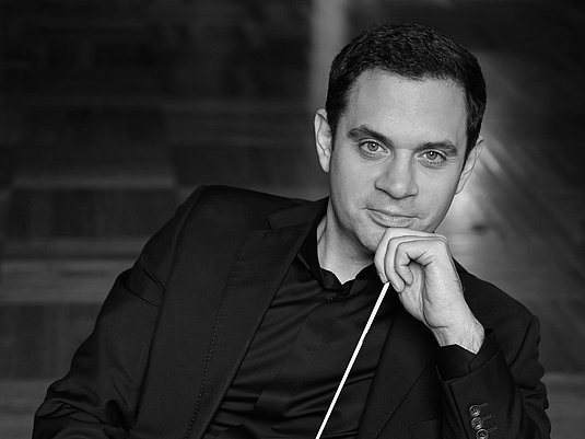 Portrati von Christopher Ward in schwarz weiß