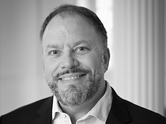 Portraitfoto in schwarz weiß von Thomas Cooley